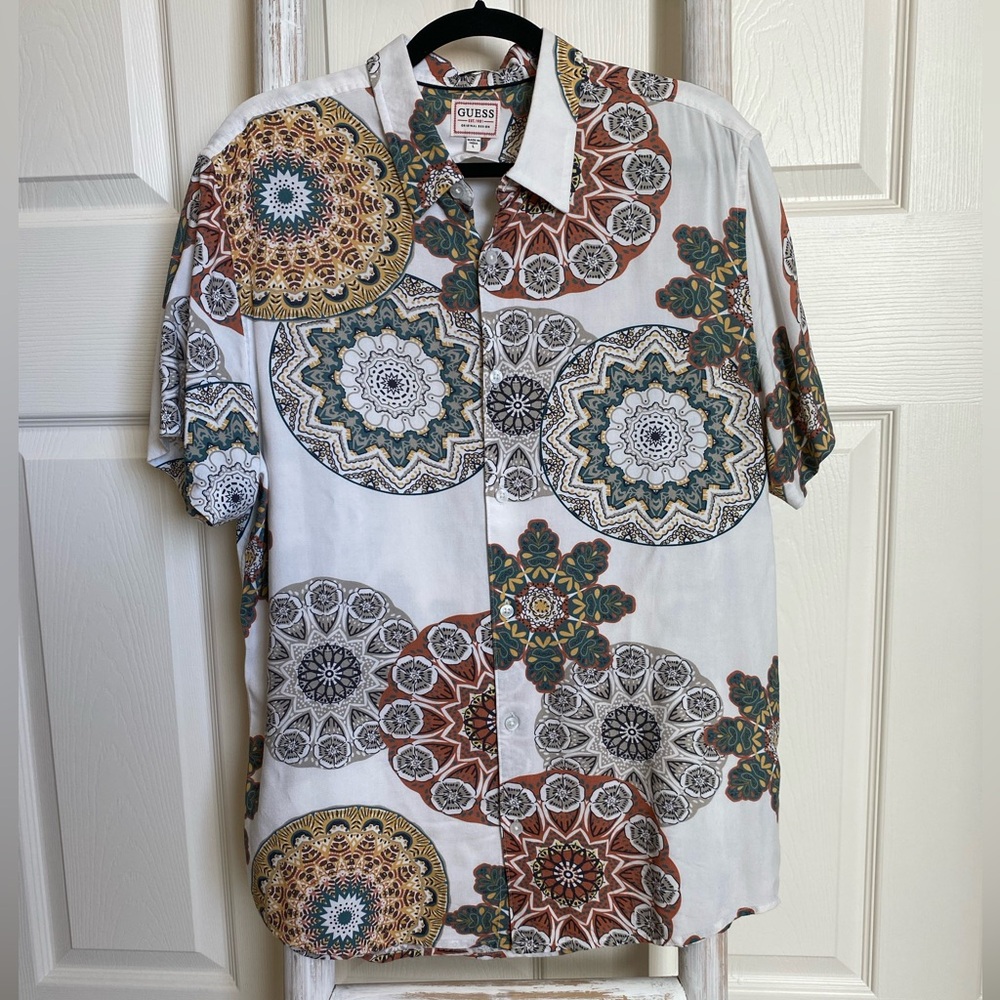 Guess men’s slim fit casual buttondown in cream white with mandala print size L